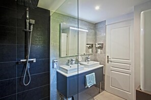 Appartement Confort, terrasse, vue mer (Cuisine séparée, accès par terrasse) | Salle de bain | Sèche-cheveux, serviettes fournies