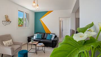 Una televisión, libros