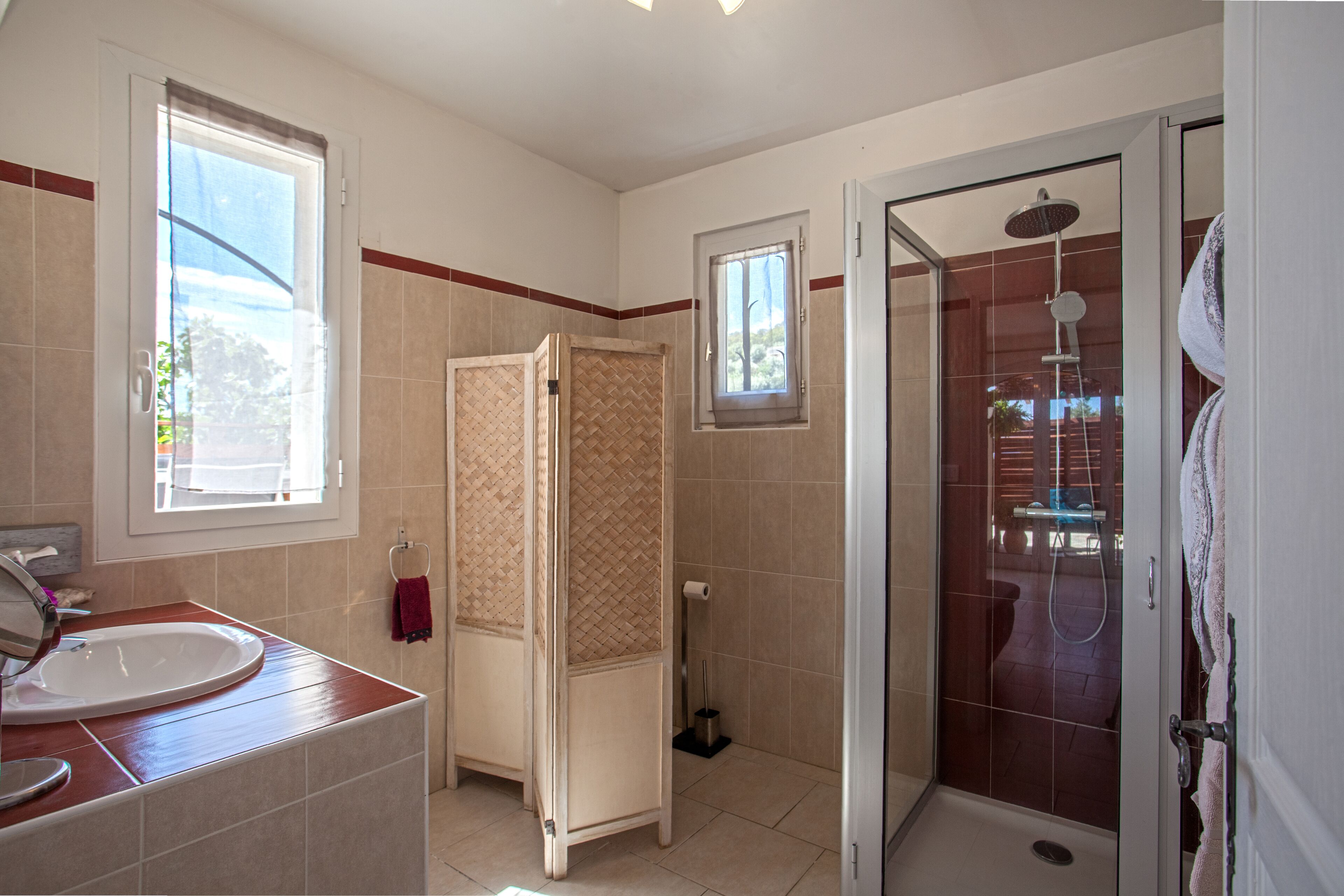 Une salle de bain avec une douche, des toilettes et un lavabo.