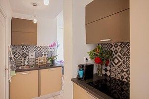 Apartamento standard, varanda, vista para o mar | Cozinha privada | Geladeira, cafeteira/chaleira, chaleira elétrica, torradeira