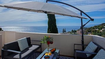Familienapartment, Terrasse, Meerblick | Terrasse/Patio