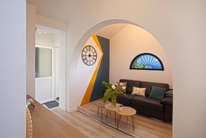 Apartamento conforto, terraço, vista para o mar (Cuisine séparée, accès par terrasse) | Área de estar | TV, livros