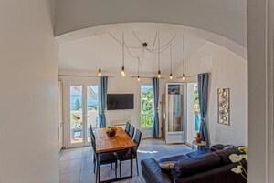 Apartamento família, varanda, vista para o mar | Sala de jantar