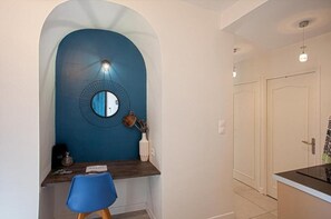 Standard-Apartment, Terrasse, Meerblick | 2 Schlafzimmer, Bügeleisen/Bügelbrett, kostenloses WLAN, Bettwäsche