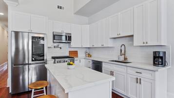 Refrigerador, microondas, horno y parrilla de estufa