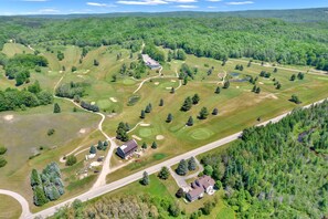 Golf - Awesome, 5 bedroom, private Boyne Falls home close to Boyne Mountain. (Boyne Falls)