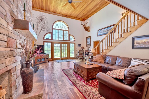 Smart TV, fireplace, DVD player, table tennis - Awesome, 5 bedroom, private Boyne Falls home close to Boyne Mountain. (Boyne Falls)