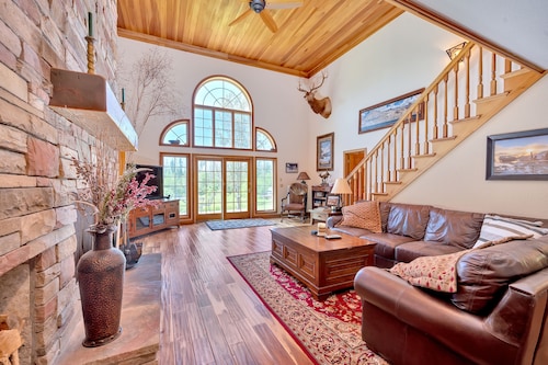 Awesome, 5 bedroom, private Boyne Falls home close to Boyne Mountain.