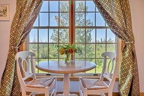 Dining - Awesome, 5 bedroom, private Boyne Falls home close to Boyne Mountain. (Boyne Falls)