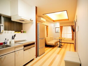 Fridge, microwave, stovetop, cookware/dishes/utensils - 201 With kitchen Freely charter 3LDK 16 adult / Naha Okinawa (Naha)