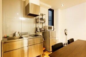 Køleskab, mikrobølgeovn, kogeplade, køkkentøj/tallerkener/redskaber