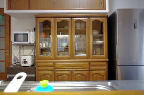 Geladeira, micro-ondas, cooktop, talheres/pratos/utensílios de cozinha