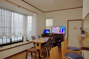 Dining - Gust House / Adachi-ku Tokyo (Adachi-ku)
