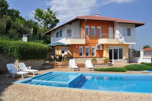 Pool - Immaculate 6-bed Villa in Balchic Bulgaria (Balchik)