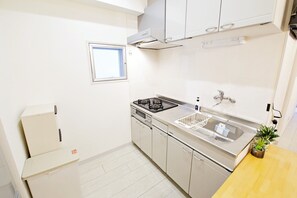 冷蔵庫、電子レンジ、コンロ、調理器具と食器