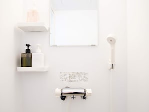 Secador de pelo, toallas y champú