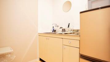 Kühlschrank, Mikrowelle, Herdplatte, Kochgeschirr/Geschirr/Besteck