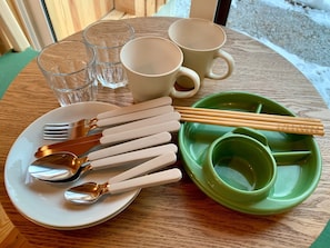 A table set with a green bowl, chopsticks, a plate with cutlery, and two cups. - Nonsmoking Frog House / Suwa-gun Nagano (Suwa-gun)