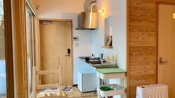 Refrigerador, parrilla de estufa y utensilios de cocina