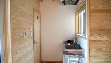 Refrigerador, parrilla de estufa y utensilios de cocina