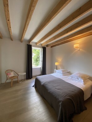 5 bedrooms, desk, iron/ironing board, travel cot