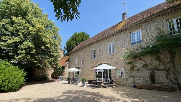 A stone building with a courtyard, outdoor seating, and a large tree. - La Grange d'Eugénie - Chez Marcelle and Eugénie (Saint-Léger-sur-Dheune)