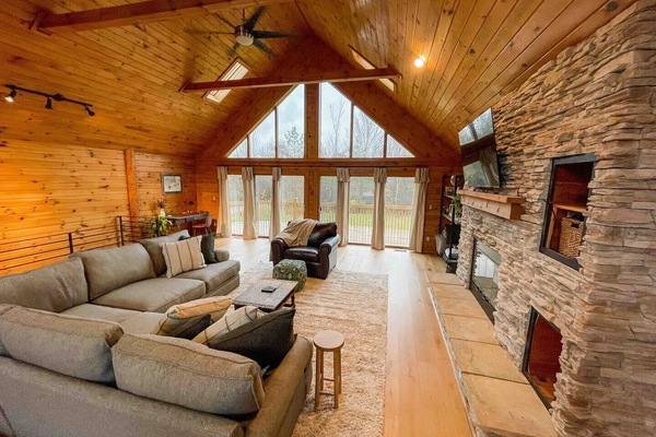 Smart-TV, Kamin, TischfuĂball, BĂŒcher