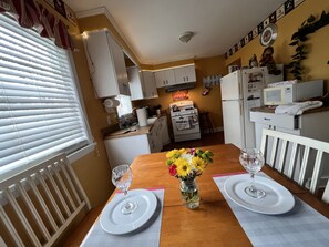 Dining - Parkside ranch on deadend street in North winton Village (Rochester)