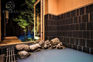 Spa - A luxurious building for rent at the openair rock / Kyoto Kyōto (Kyoto)