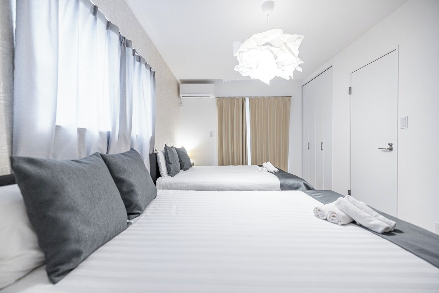 2 室のベッドルーム、デスク、WiFi (無料)、ベッドシーツ