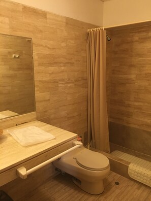 Douche, sèche-cheveux, serviettes fournies, savon