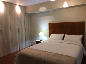 1 Schlafzimmer, Zimmersafe, Schreibtisch, Bügeleisen/Bügelbrett