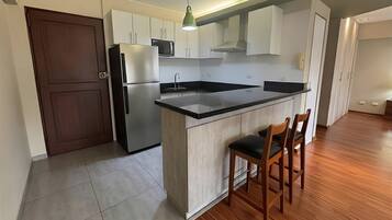 Wasserkocher mit Kaffee-/Teezubehör, Kühlschrank, Mikrowelle, Ofen