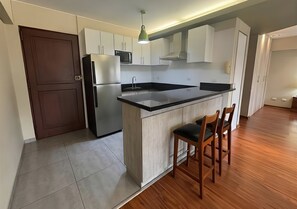 Coffee/tea maker, fridge, microwave, oven