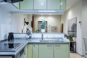 Réfrigérateur, four à micro-ondes, vaisselle et ustensiles