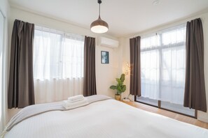 5 bedrooms, desk, free WiFi, bed sheets