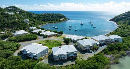 Castaways Villa- Steps from the Beach, Kayaks & SUPS!
