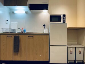 Fridge, microwave, stovetop, cookware/dishes/utensils