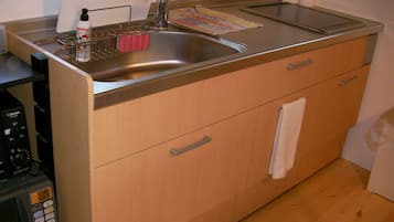 Geladeira, micro-ondas, cooktop, torradeira