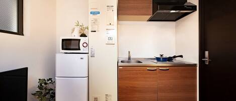 Fridge, microwave, stovetop, cookware/dishes/utensils