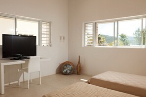 4 chambres, fer et planche à repasser, lit de bébé portatif