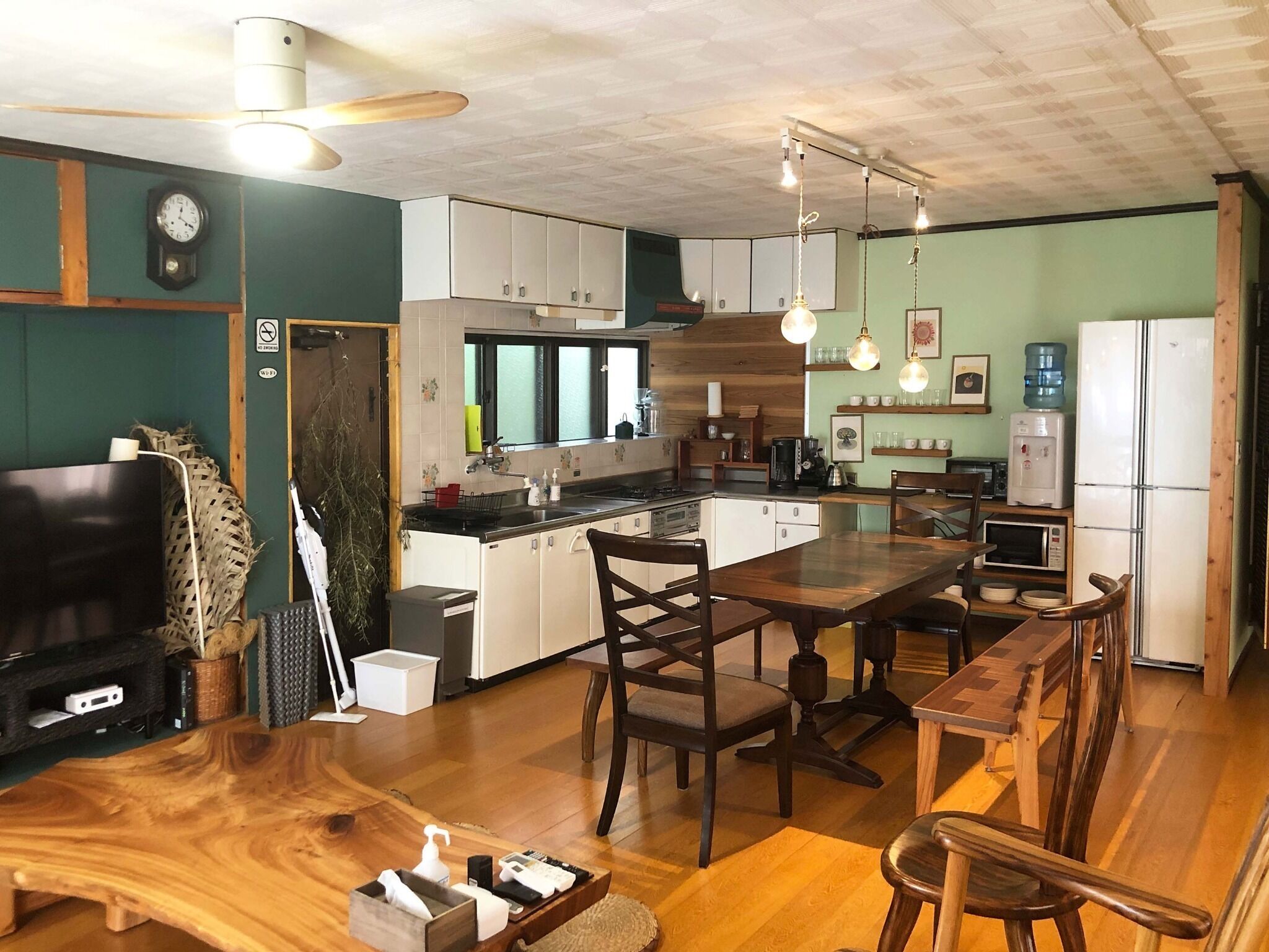 Réfrigérateur, micro-ondes, plaque de cuisson