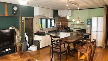 Refrigerador, microondas, parrilla de estufa y utensilios de cocina