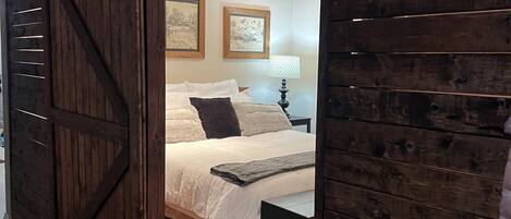 4 bedrooms, desk, iron/ironing board, free WiFi