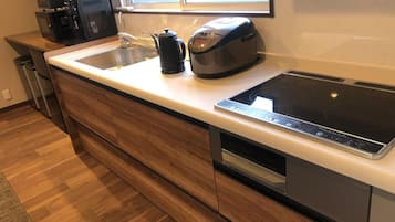 Refrigerador, microondas, parrilla de estufa y utensilios de cocina