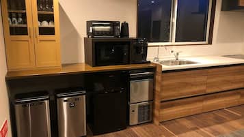 Refrigerador, microondas, parrilla de estufa y utensilios de cocina