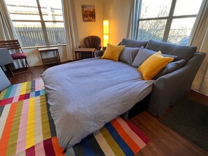 1 dormitorio, escritorio, tabla de planchar con plancha y wifi