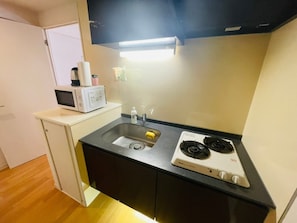 Fridge, microwave, stovetop, cookware/dishes/utensils