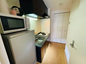 Fridge, microwave, stovetop, cookware/dishes/utensils