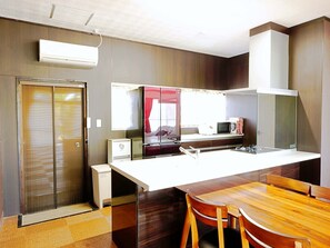 Refrigerador, microondas, parrilla de estufa y utensilios de cocina